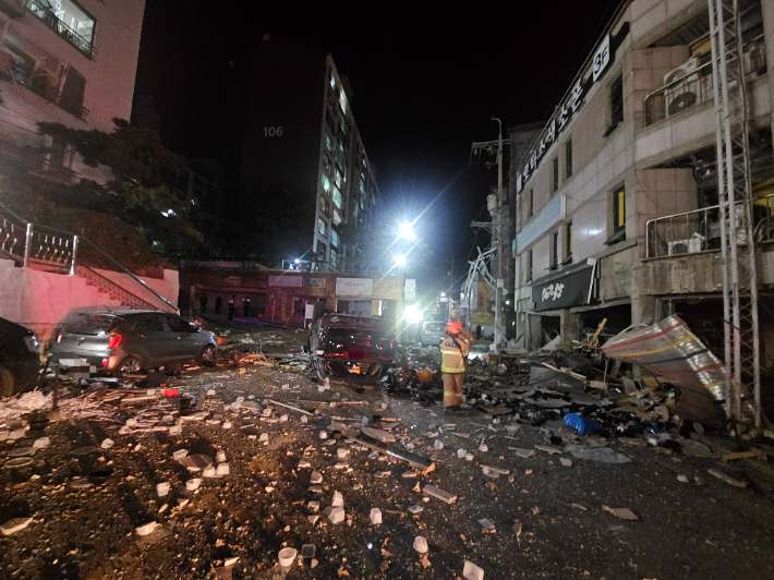 청주 봉명동 상가건물서 가스 추정 폭발…15명 부상