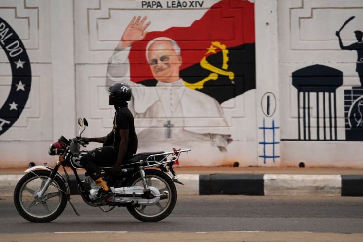 트럼프-교황 갈등 속 '폭탄 위협'…친형 자택 수색 소동