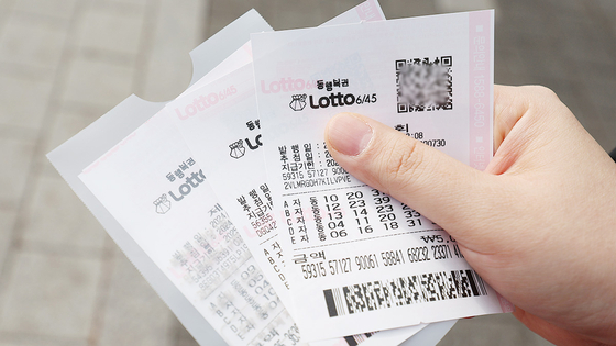 1220회 로또 ‘2, 22, 25, 28, 34, 43’…1등 14명, 21억원씩 받는다