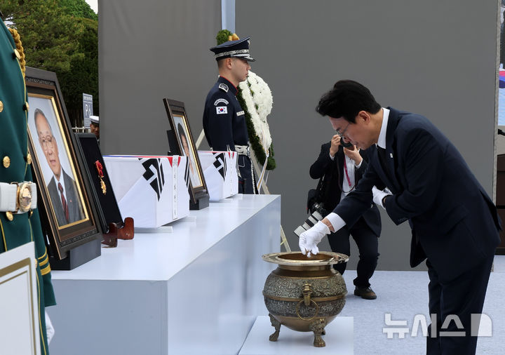 김민석 총리, 독립유공자 이하전 지사 분향