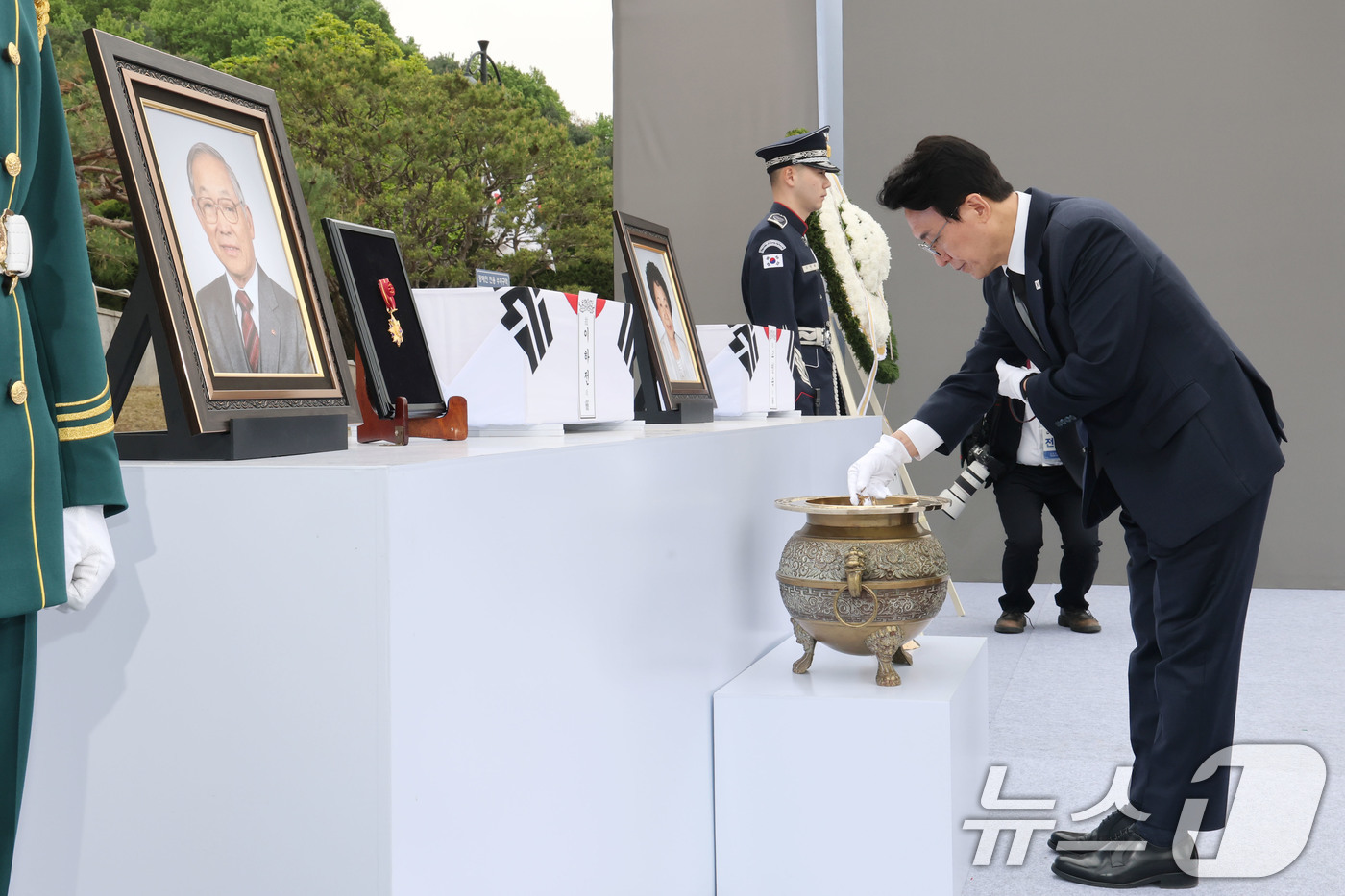 분향하는 김민석 총리