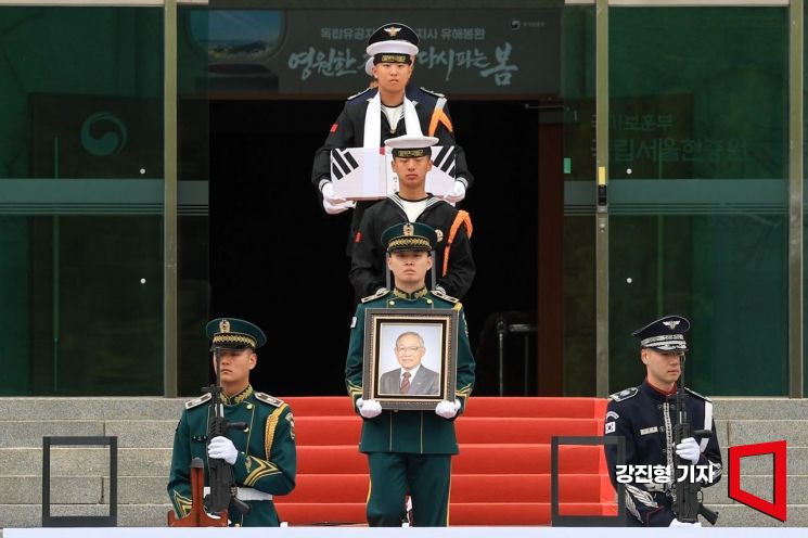 [포토] 故 이하전 지사 유해 봉환식 거행