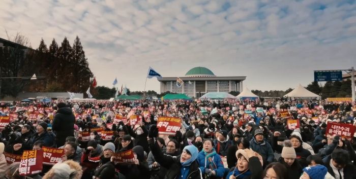 이명세 감독의 다큐 영화 '란 12.3', 심상치 않다