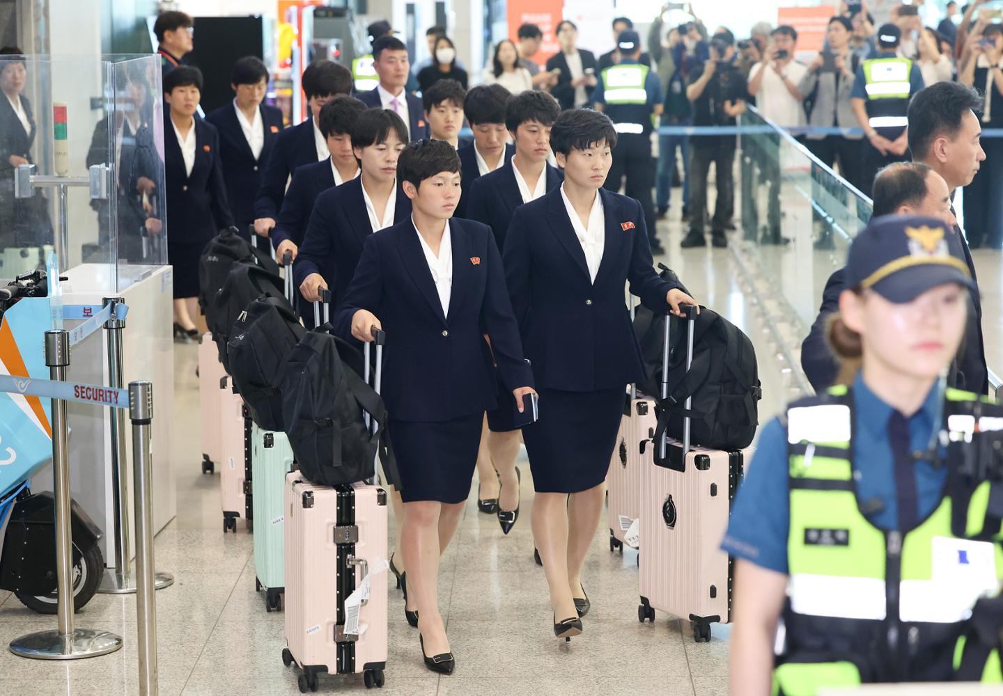 '정면만 보고 1분 만에 빠져나가'... 북한 여자축구단, 환영 인파에도 무...