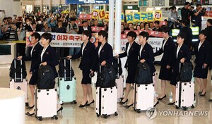 "北여자축구팀 입국 장면 진짜 기괴하다" 온라인서 난리...왜?