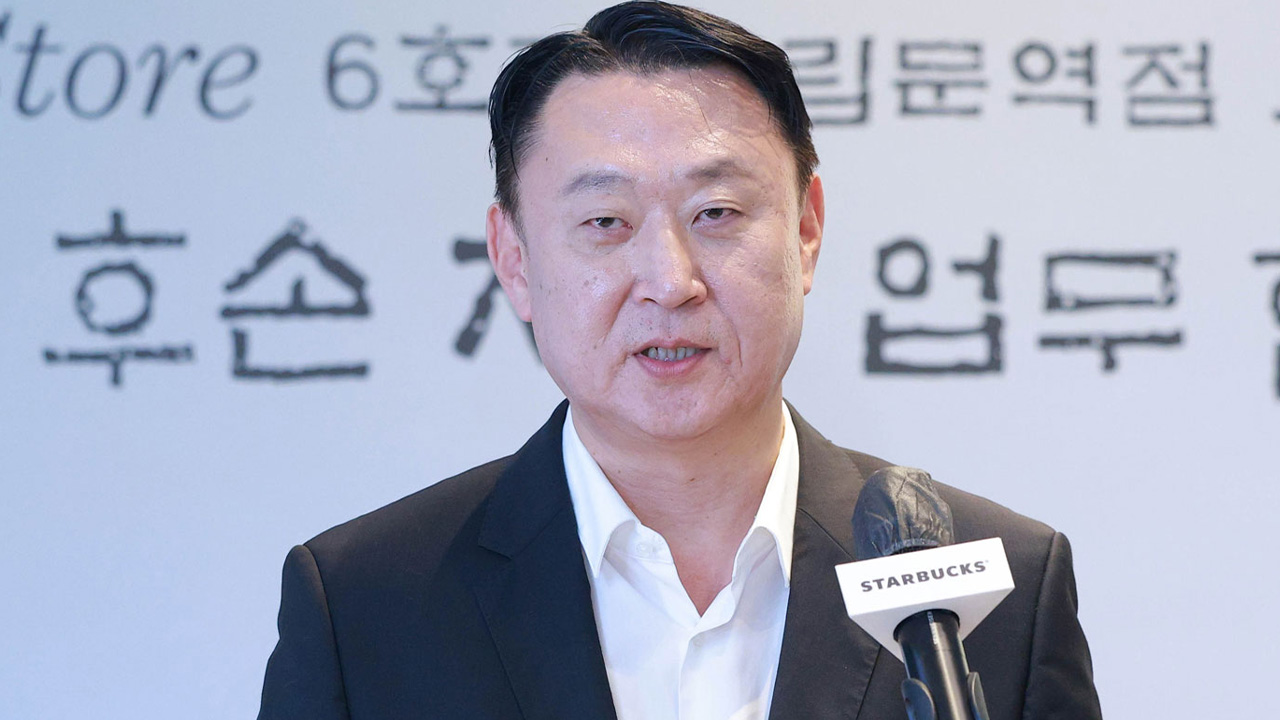 정용진, '5·18 탱크 데이' 논란 스타벅스 대표 경질…이 대통령 "막장 ...