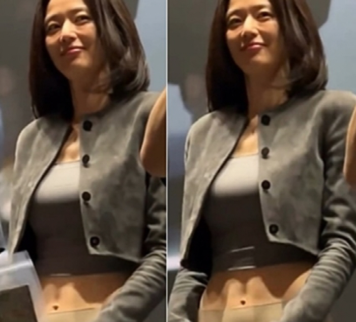 전지현, 크롭티 사이 선명한 11자 복근…44세 두 아들맘 안믿겨 전지현, 크롭티 사이 선명한 11자 복근…44세 두 아들맘 안믿겨