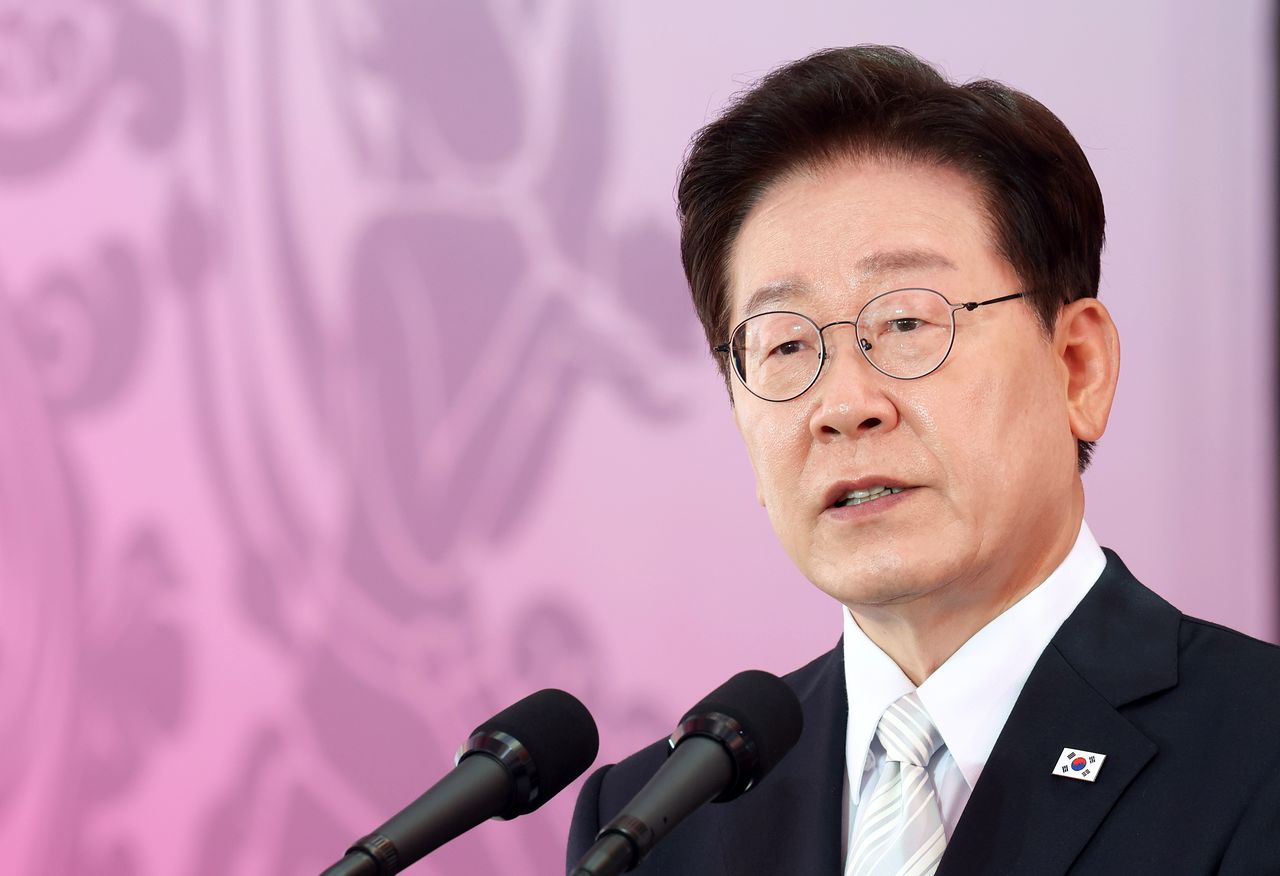 ‘스벅 직격’ 李, 이번엔 “일베 폐쇄”…국힘 “李 SNS가 국가폭력”