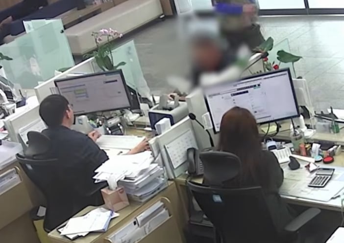 불안하게 폰만 만지는 남성... 바라보던 은행원, 보이스피싱 촉이 왔다