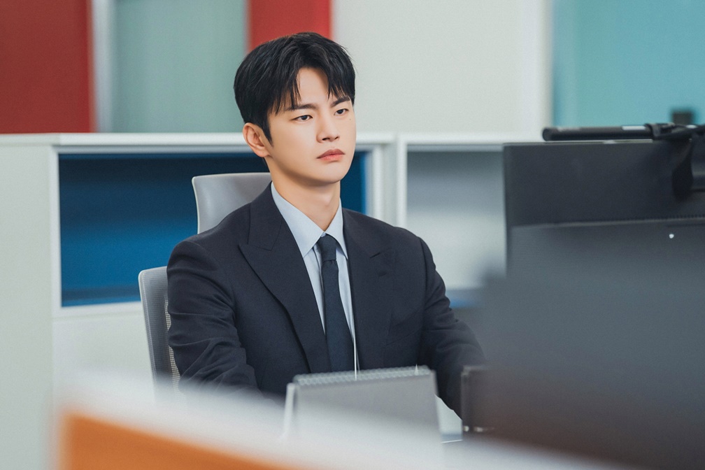 '내일도 출근!' 서인국, 냉랭 눈빛+칼각 슈트핏…냉미남 변신