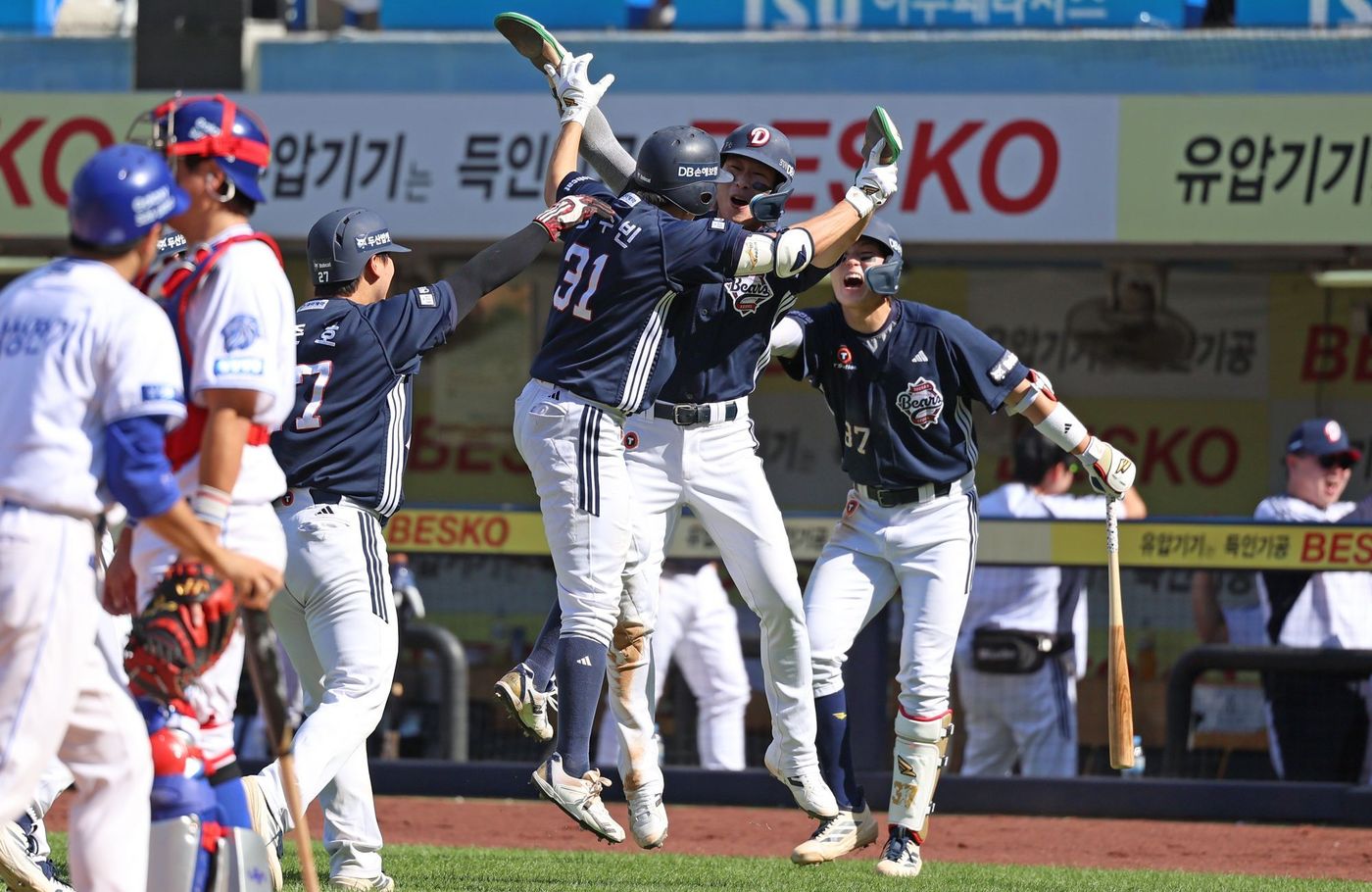 두산, 24년 만에 역대 2번째 '연이틀 역전 만루포' 승리 두산, 24년 만에 역대 2번째 '연이틀 역전 만루포' 승리