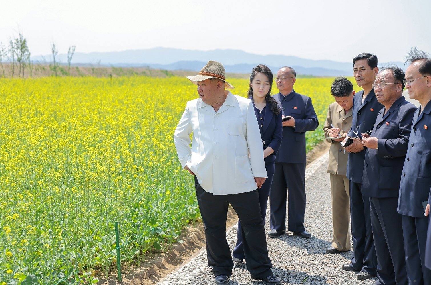 김정은, 주애와 신의주온실농장 방문…“사계절 남새 재배 절실” 김정은, 주애와 신의주온실농장 방문…“사계절 남새 재배 절실”