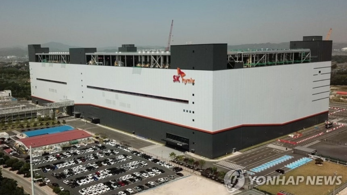 SK하이닉스 청주공장서 불…불화수소 누출로 직원 6명 병원 이송