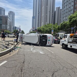 환자 태운 사설구급차 전복 사고…90대 환자 숨지고 6명 부상 환자 태운 사설구급차 전복 사고…90대 환자 숨지고 6명 부상