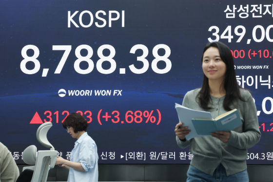코스피, 사상 첫 8700선 돌파… 젠슨 황 CEO 방한 일정 공개에 관련주 또... 코스피, 사상 첫 8700선 돌파… 젠슨 황 CEO 방한 일정 공개에 관련주 또...