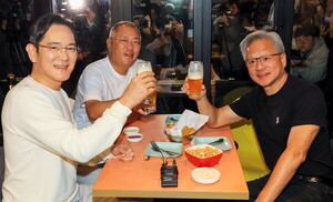 젠슨 황 5일 방한…네이버·LG·현대차 회동 이어 '삼겹살 만찬'도 젠슨 황 5일 방한…네이버·LG·현대차 회동 이어 '삼겹살 만찬'도