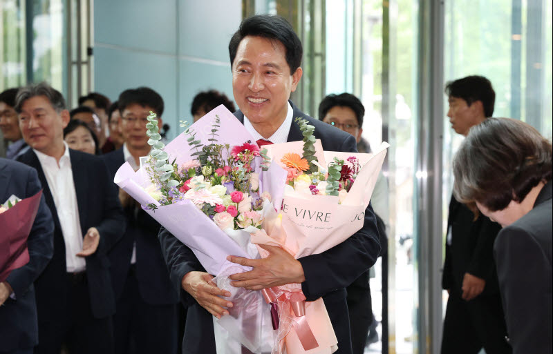 [포토]꽃다발 받은 '사상 첫 5선' 오세훈 서울시장 당선인