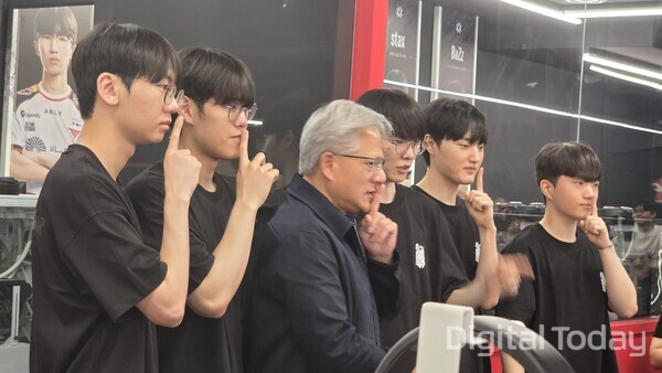 젠슨 황, 방한 첫 일정으로 T1 찾았다…페이커에 'RTX 5090' 선물