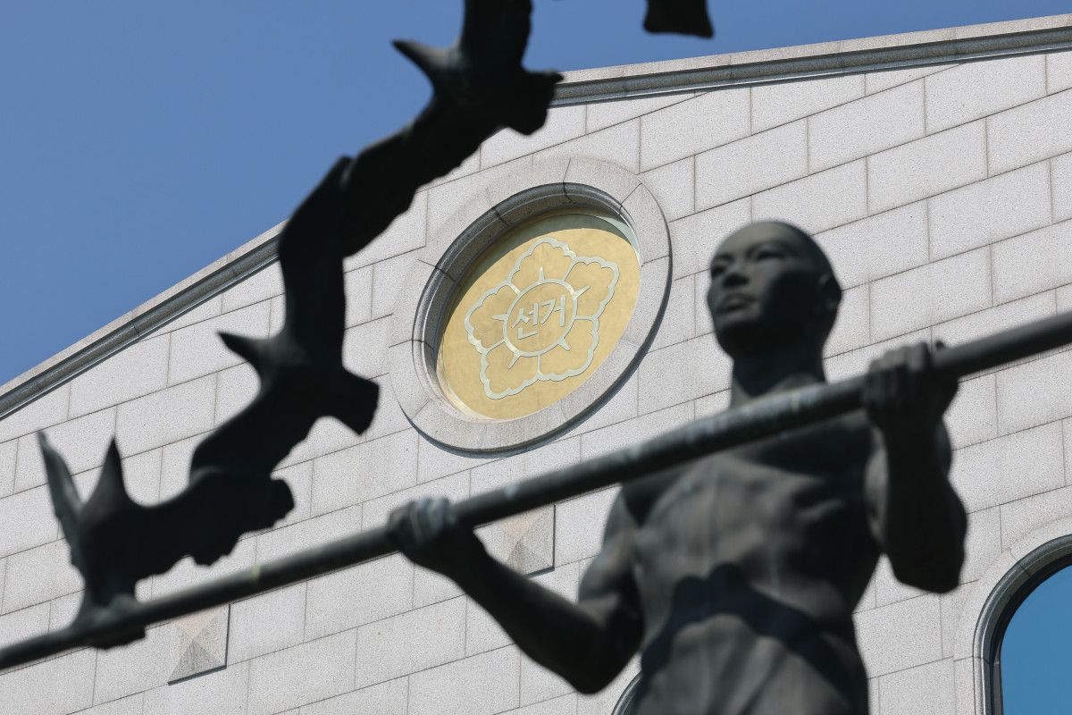 선관위 압수수색, 투표용지 부족 수사 확대…서울·송파 구 관계자 12명 대상 선관위 압수수색, 투표용지 부족 수사 확대…서울·송파 구 관계자 12명 대상