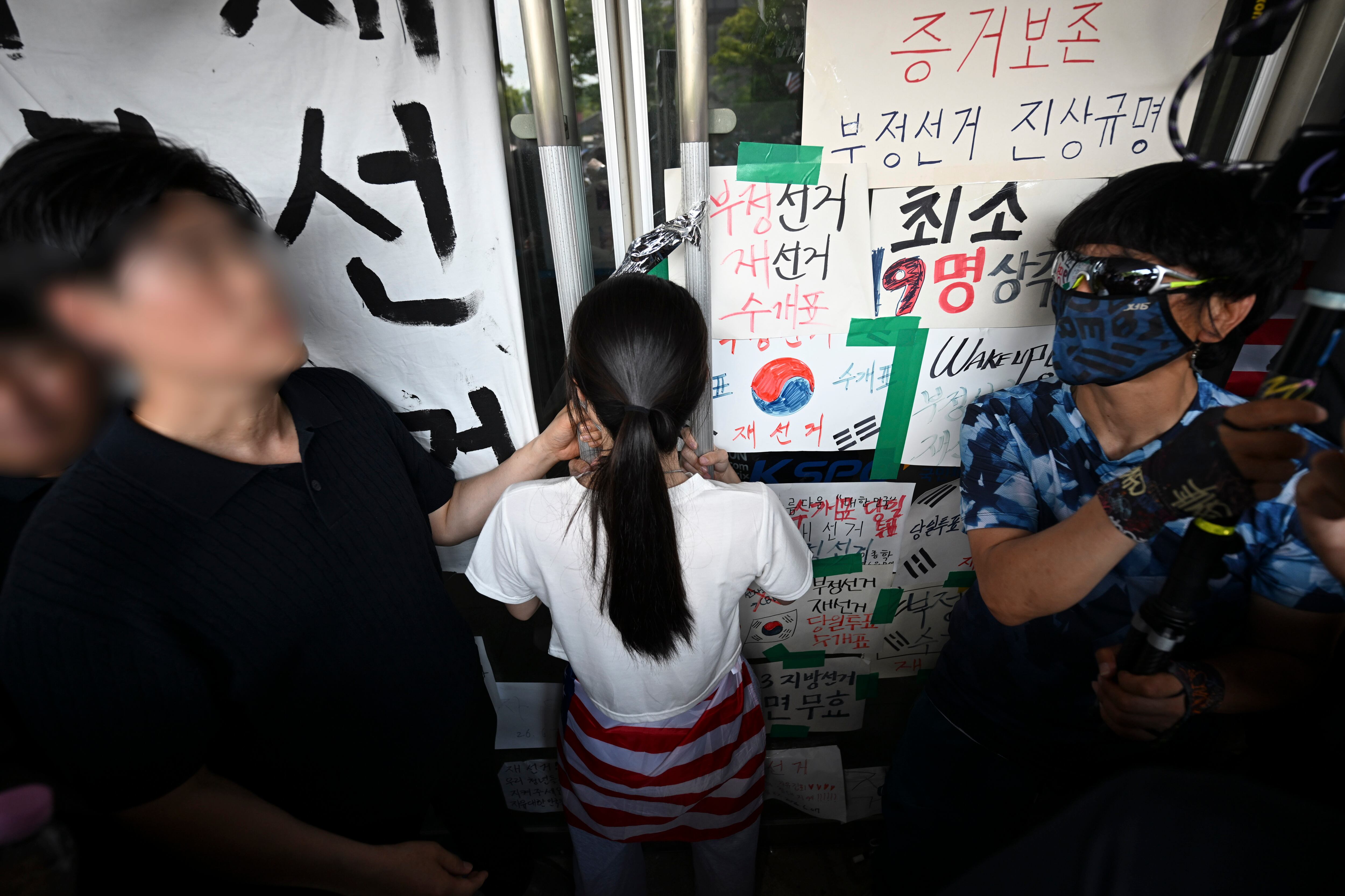 경찰, 개표소 출입 막은 ‘올다르크’ 30대 여성 신원 특정… “출석 요...