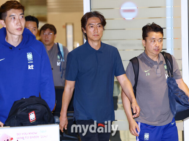 홍명보호 귀국, 야유와 개껌 던지기까지…30일 인천공항 귀국 실황 홍명보호 귀국, 야유와 개껌 던지기까지…30일 인천공항 귀국 실황