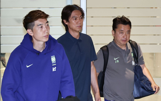 "홍명보 꺼져" 고성·야유 속 귀국…정몽규엔 '개껌' 날아들어