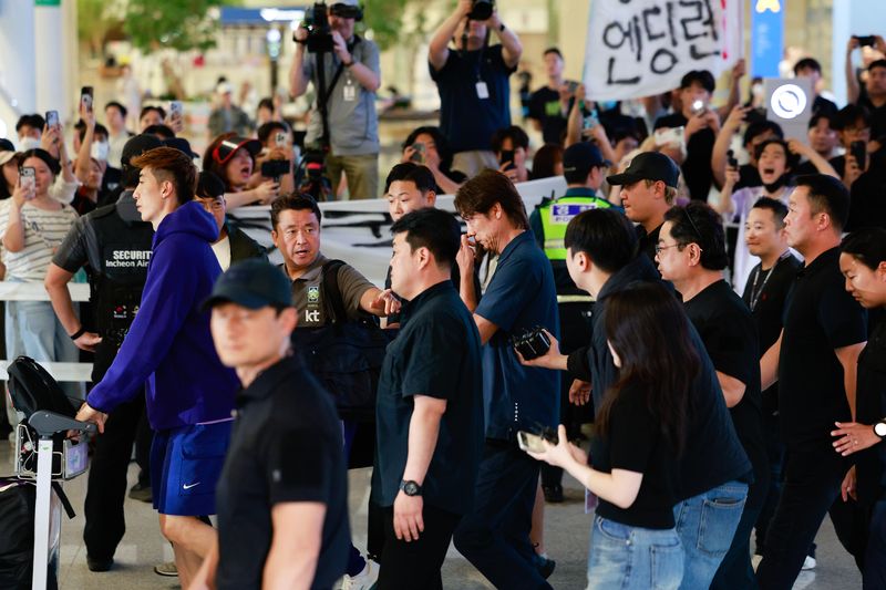 "연봉 반납하고 나가" 팬들의 고성만… 홍명보 감독, 인천공항 통해 귀...