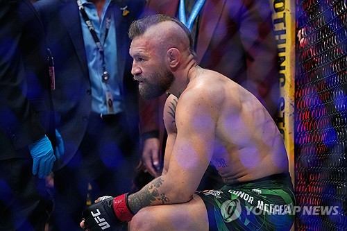 "UFC 역사상 최악의 사기극" 맥그리거 '딱 69초 TKO 패배'→분노 폭발…...