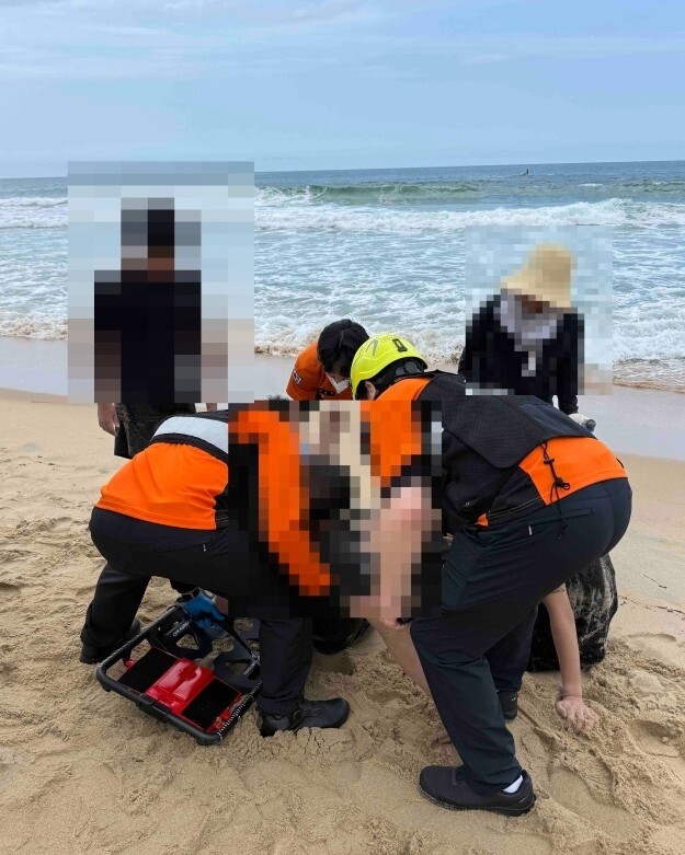 북적이는 해변, 잇따른 수난사고…강원 동해안 주말 40만명 찾아