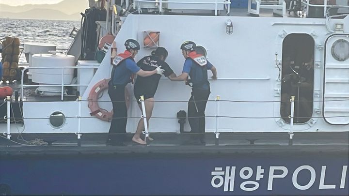 인천 앞바다 연락두절 모터보트 승선원 3명 전원 구조