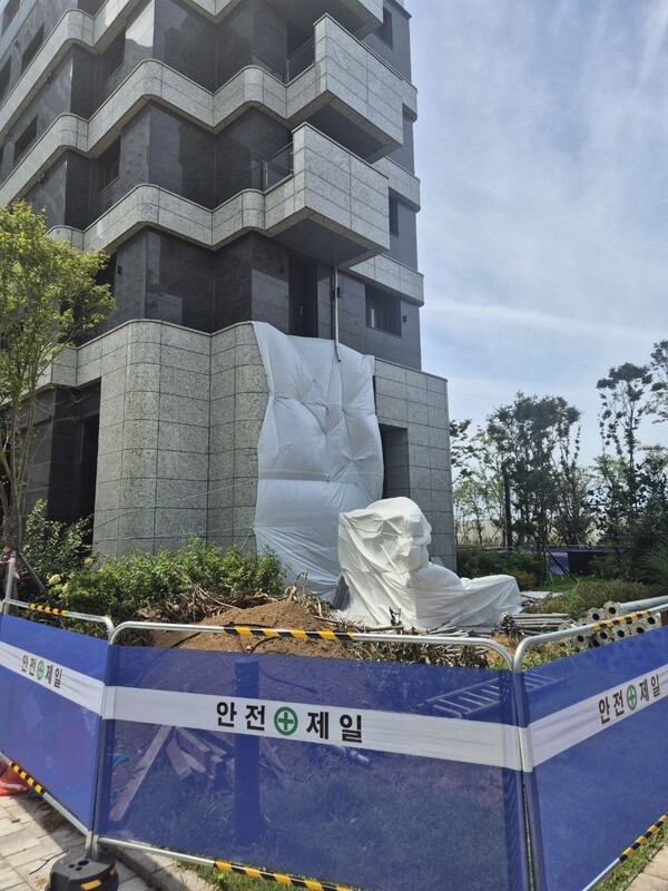 [현장]"예고된 인재"... 송도럭스오션SK뷰 입주민, 테라스 붕괴로 분통