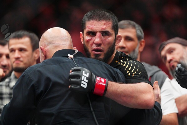 마카체프 UFC 사상 최초 17연승 신기록 작성하며 전설의 아이콘 넘어서