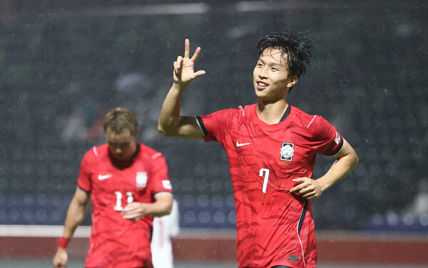 ‘총알 스피드’ 엄지성 해트트릭…4연패 노리는 이민성호 첫 경기 순항