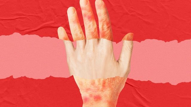 창밖의 일출을 바라보며 희망찬 표정을 짓는 사람