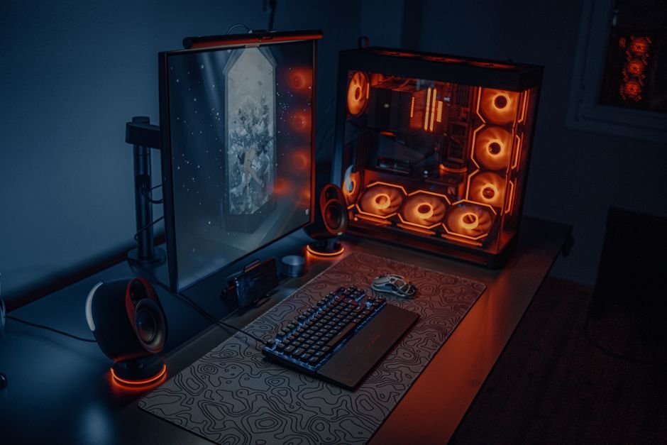 책상 위에 세팅된 현대적인 데스크톱 PC